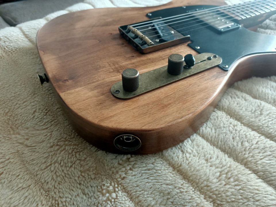 Guitarra tipo Telecaster de segunda mano · Foto 3 de 10 · Cádiz · 2000 €