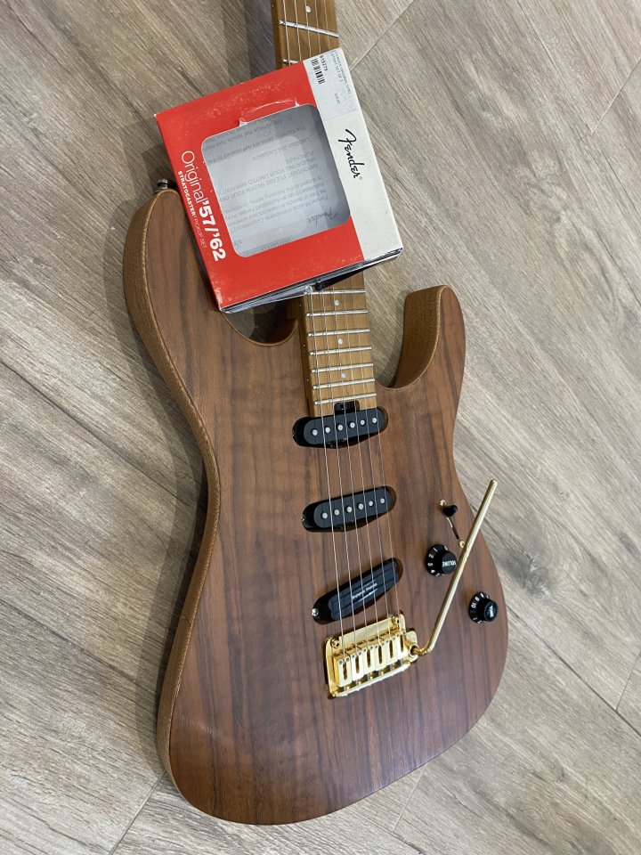 CHARVEL PRO MOD DK 22 WALNUT- 2,9 kg!!! (mejorada pastillas y electrònica)