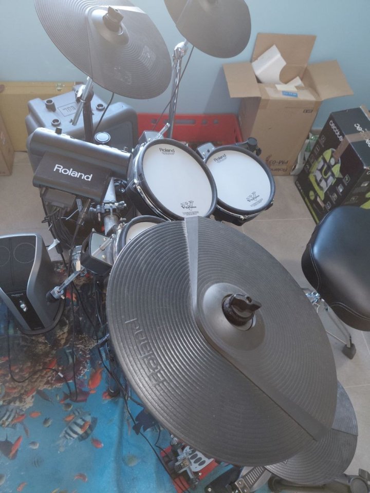 Batería electrónica Roland TD-4 con mejoras de segunda mano · Foto 1 de 10 · León · 1100 €