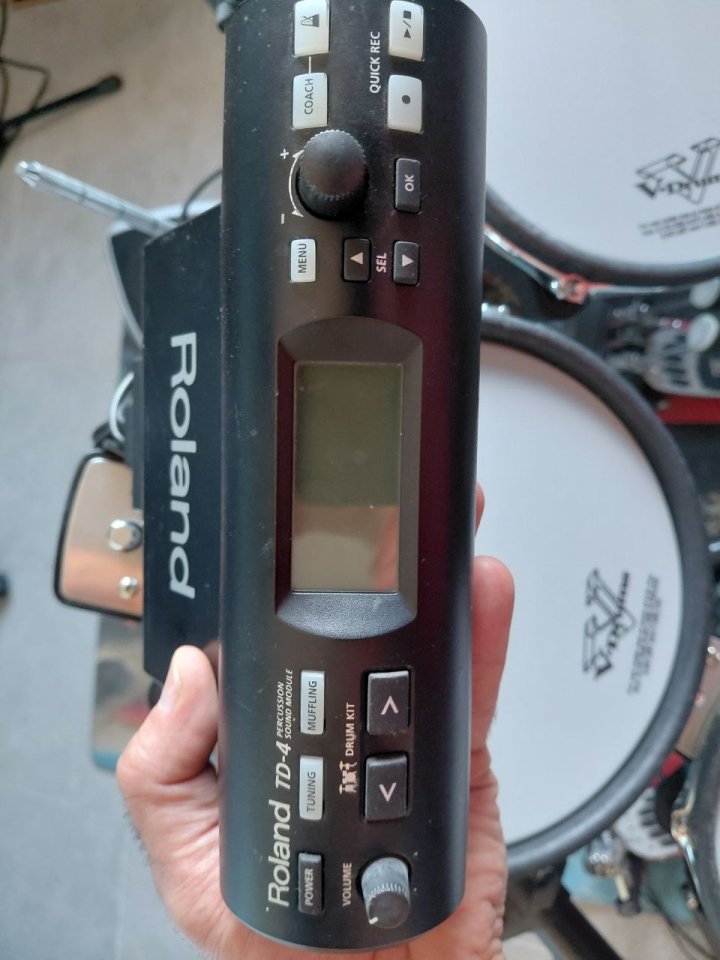 Batería electrónica Roland TD-4 con mejoras de segunda mano · Foto 2 de 10 · León · 1100 €