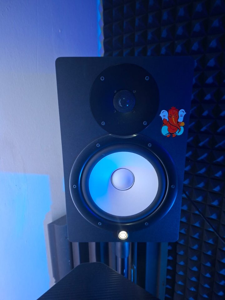 Pareja monitores de estudio Yamaha HS8 en color negro.