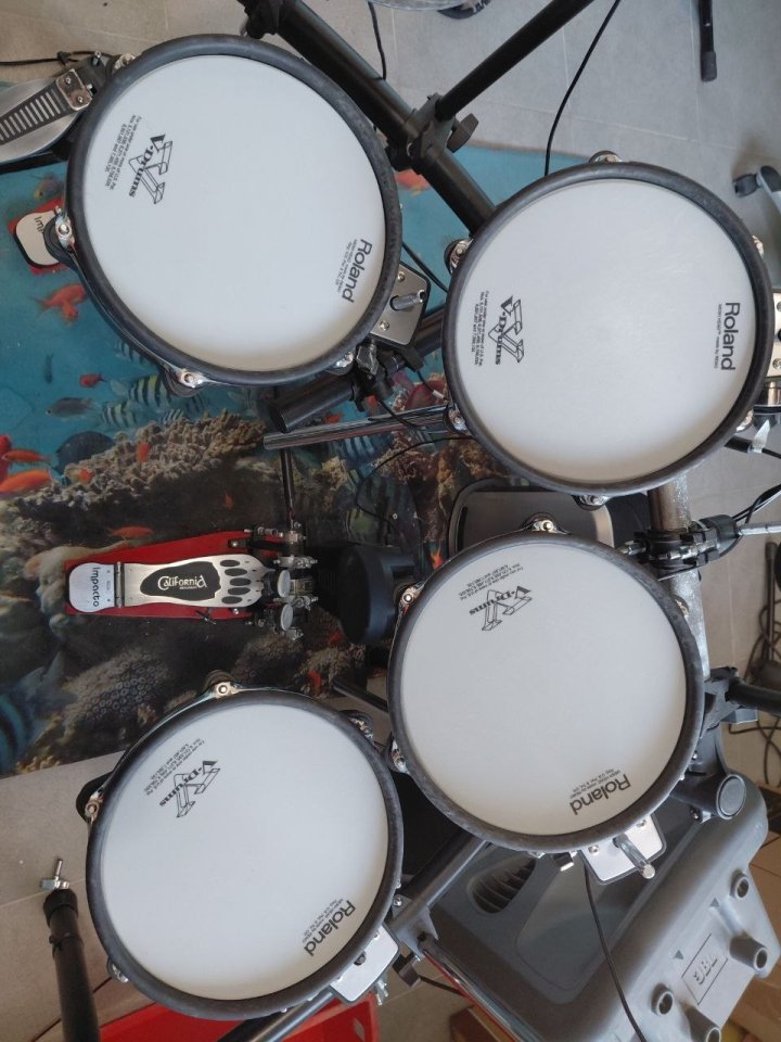 Batería electrónica Roland TD-4 con mejoras de segunda mano · Foto 4 de 10 · León · 1100 €