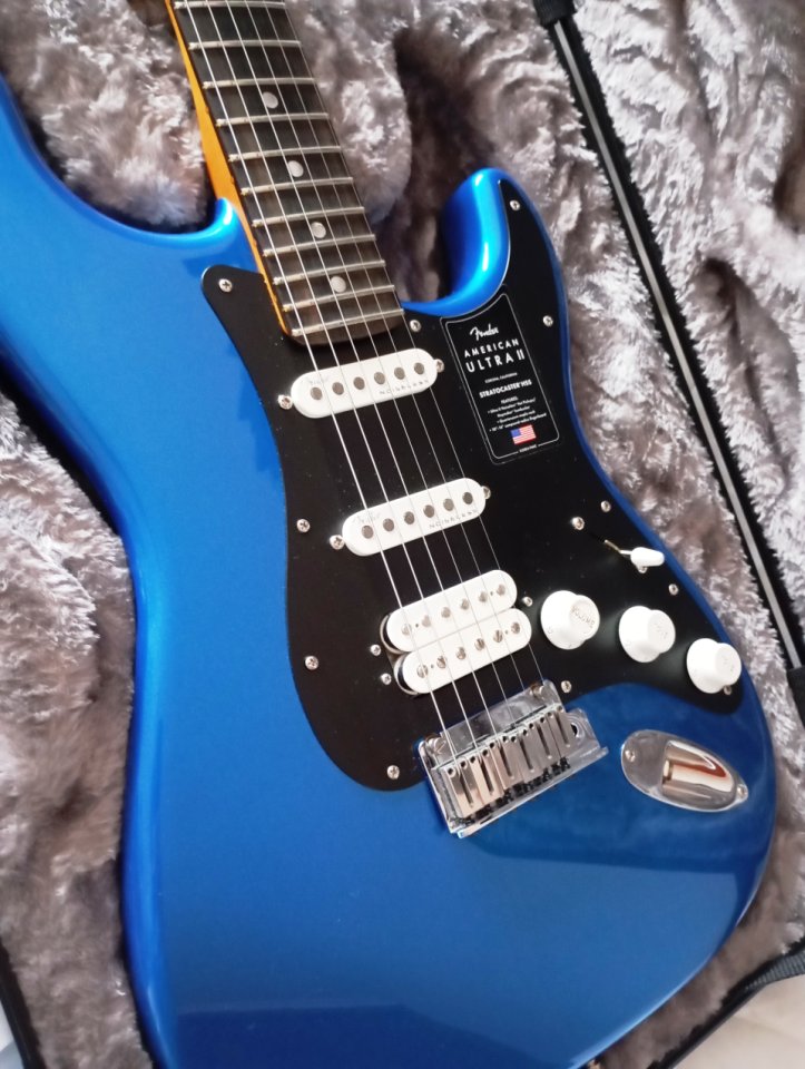 Fender Am Ultra II Strat HSS EB NBL (a estrenar)