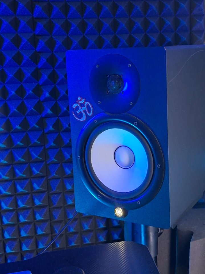 Pareja monitores de estudio Yamaha HS8 en color negro.