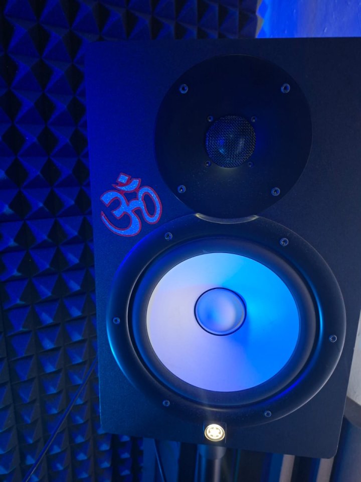 Pareja monitores de estudio Yamaha HS8 en color negro.