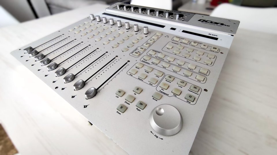 Icon QCon Pro USB MIDI/Audio 8-Fader Daw Controller + UMix 1008 White de segunda mano · Foto 2 de 5 · Málaga · 345 €