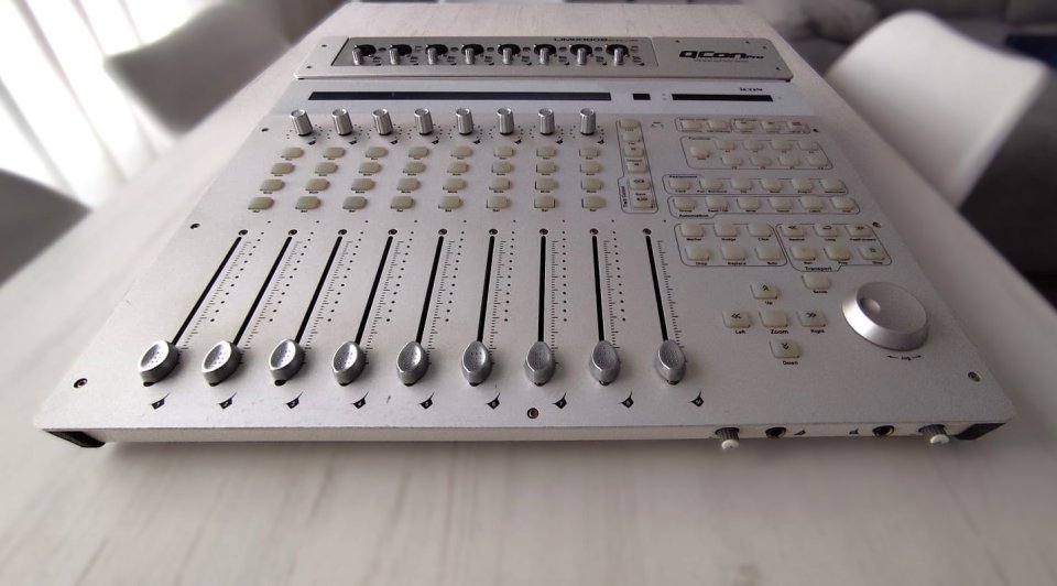 Icon QCon Pro USB MIDI/Audio 8-Fader Daw Controller + UMix 1008 White de segunda mano · Foto 3 de 5 · Málaga · 345 €