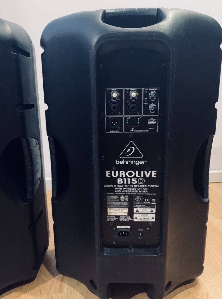 Behringer B115D / Altavoces activos