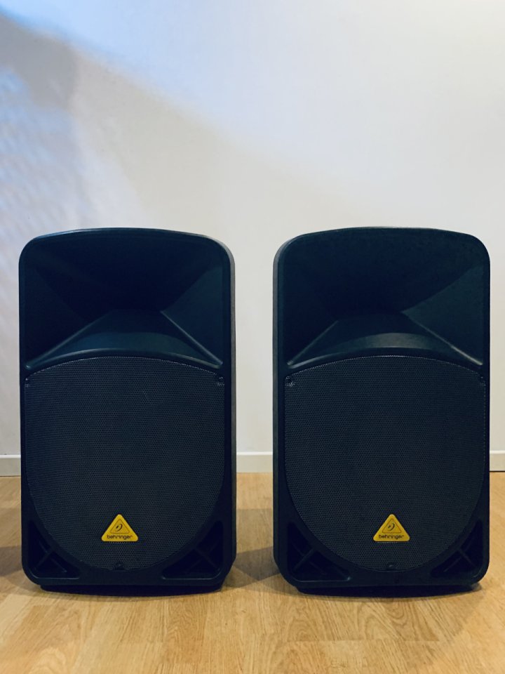 Behringer B115D / Altavoces activos