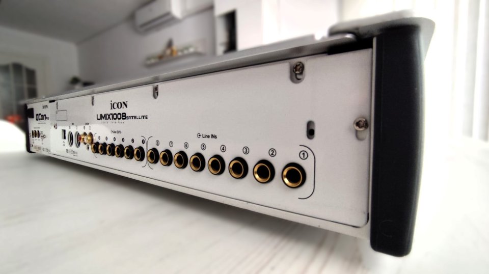 Icon QCon Pro USB MIDI/Audio 8-Fader Daw Controller + UMix 1008 White de segunda mano · Foto 5 de 5 · Málaga · 345 €