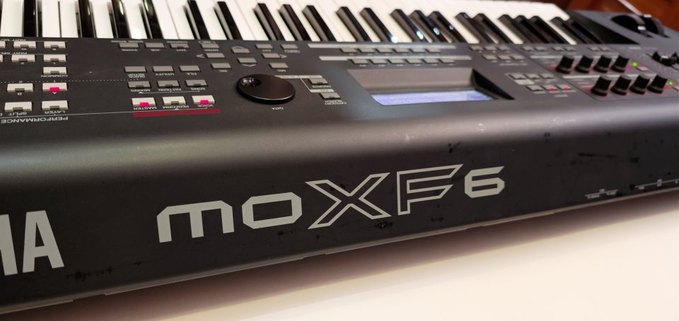 Yamaha MOXF6 Workstation (motor Motif XF) + funda original