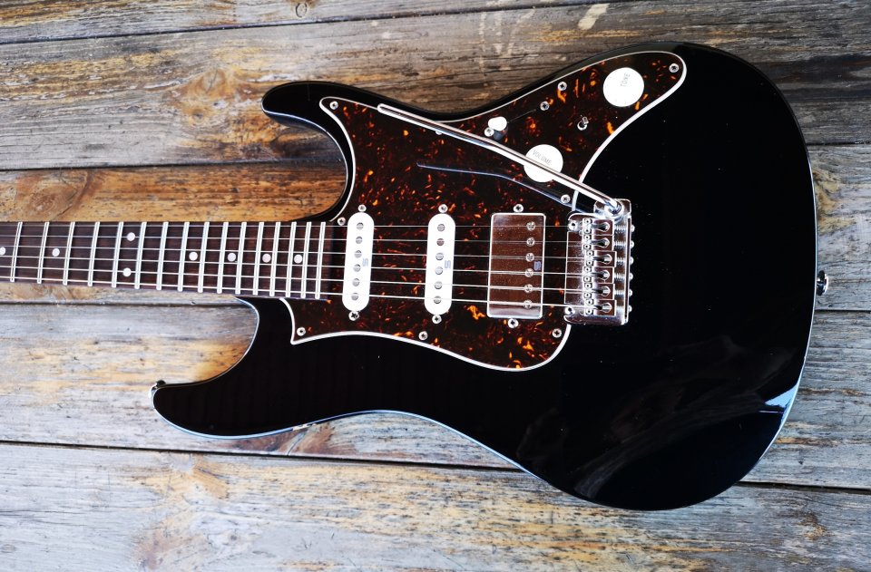 Ibanez AZ2204N-BK Prestige Black de segunda mano · Foto 1 de 10 · Huelva · 1399 €