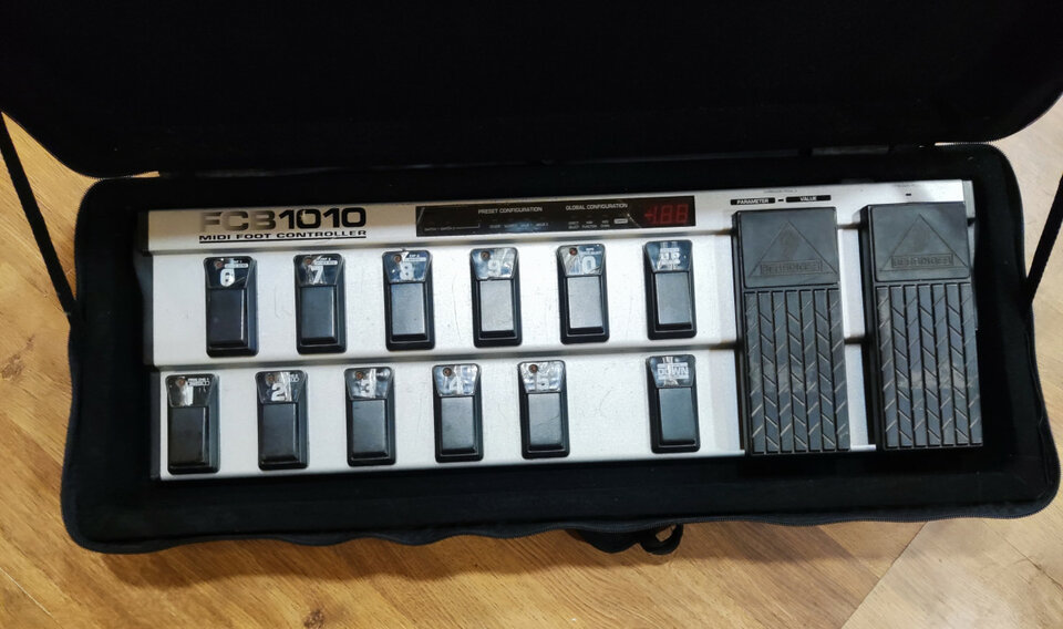 Pedalera Midi Behringer FCB1010