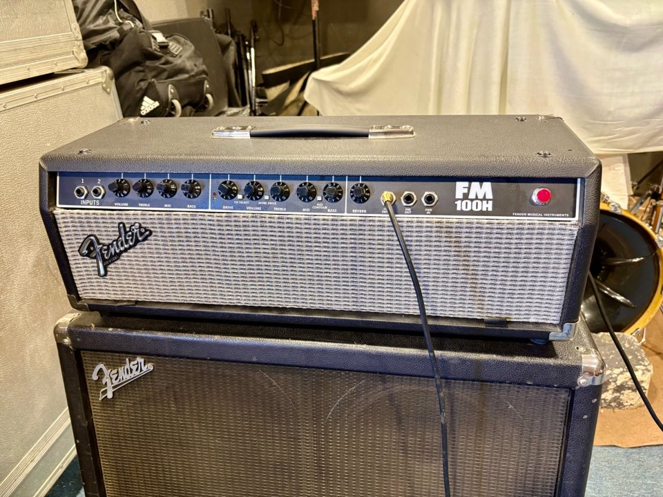 Fender FM100H + pantalla Fender 4x12 de segunda mano · Foto 5 de 9 · Ciudad Real · 200 €