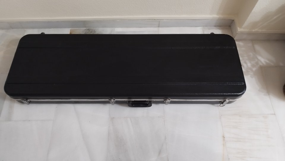 Estuche bajo eléctrico -no envío de segunda mano · Foto 1 de 4 · Badajoz · 40 €