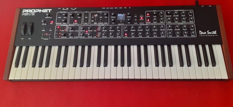 Dave Smith Instruments Prophet Rev2 8 Voice de segunda mano · Foto 1 de 5 · Girona · 1890 €