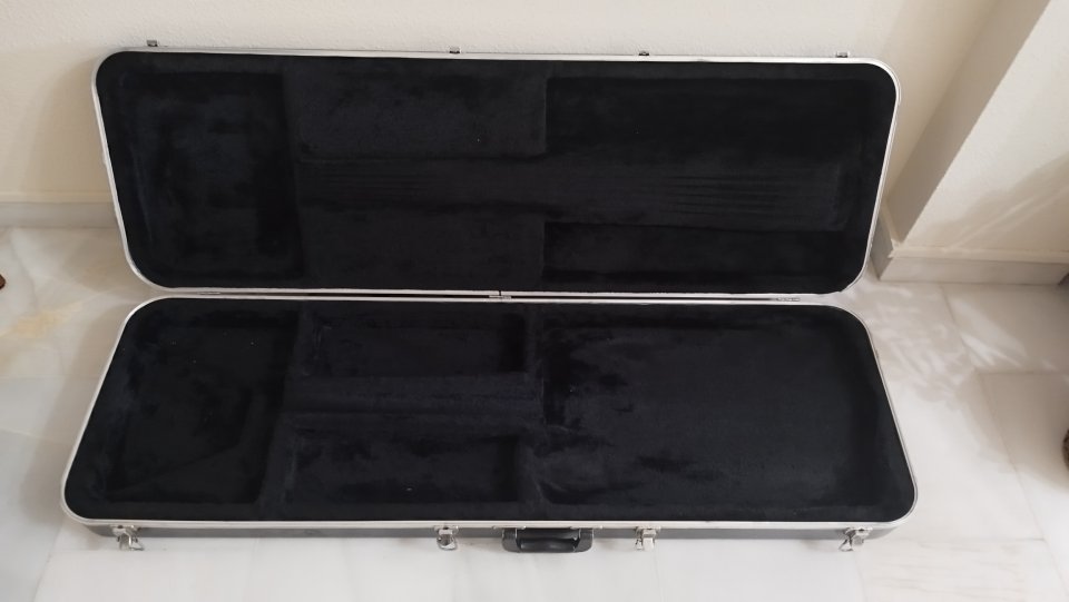Estuche bajo eléctrico -no envío de segunda mano · Foto 2 de 4 · Badajoz · 40 €