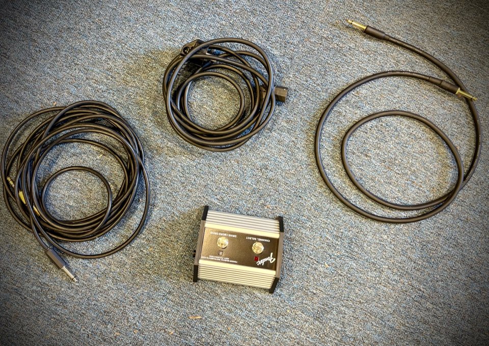 Fender FM100H + pantalla Fender 4x12 de segunda mano · Foto 8 de 9 · Ciudad Real · 200 €