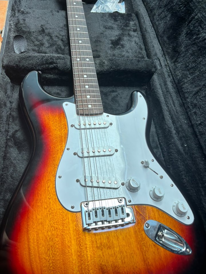 Fender Stratocaster Standard de segunda mano · Foto 5 de 5 · Madrid · 650 €