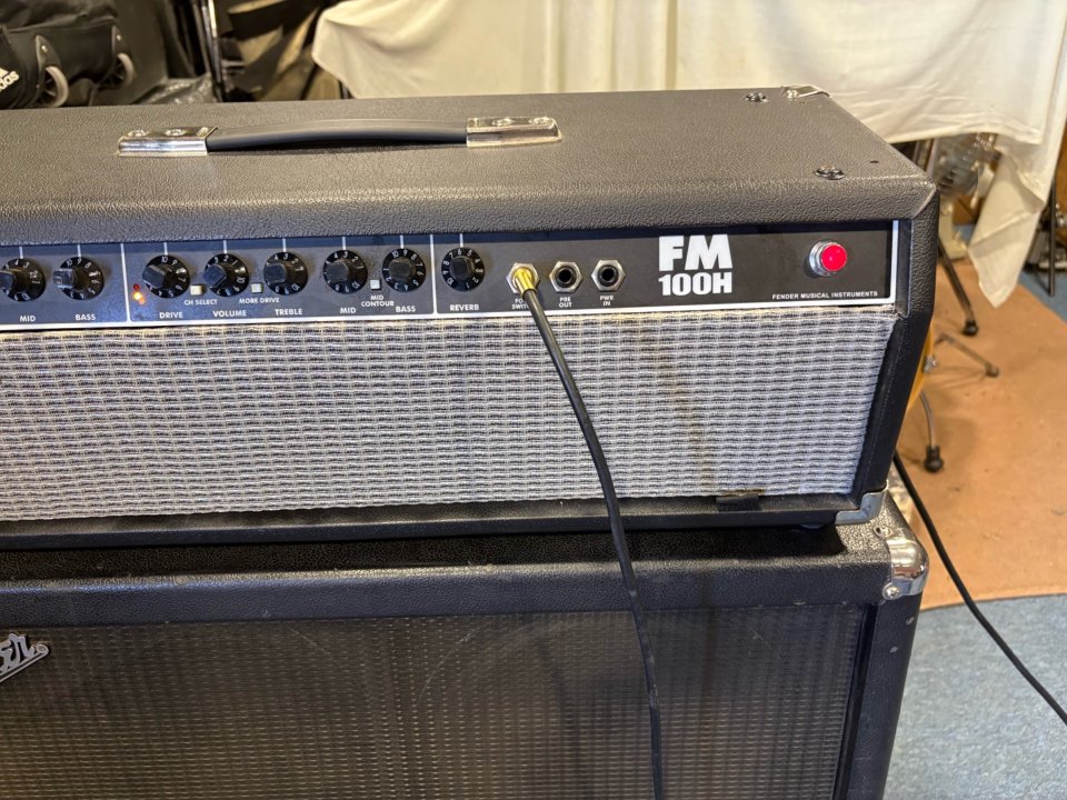 Fender FM100H + pantalla Fender 4x12 de segunda mano · Foto 7 de 9 · Ciudad Real · 200 €