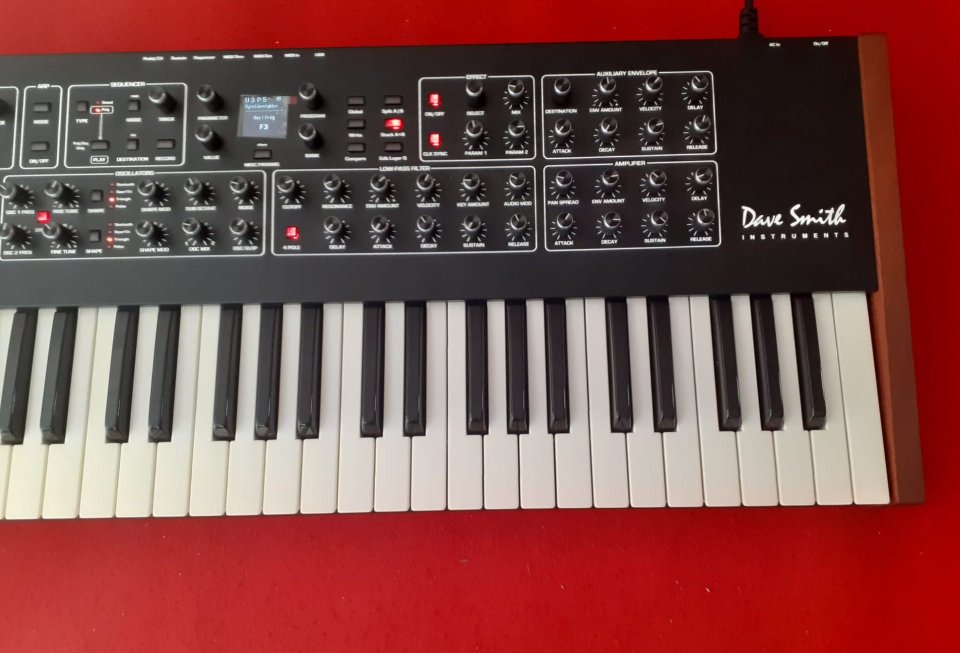 Dave Smith Instruments Prophet Rev2 8 Voice de segunda mano · Foto 3 de 5 · Girona · 1890 €