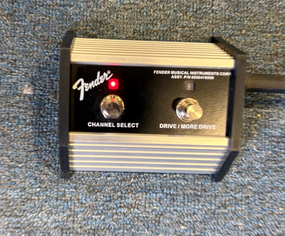 Fender FM100H + pantalla Fender 4x12 de segunda mano · Foto 9 de 9 · Ciudad Real · 200 €