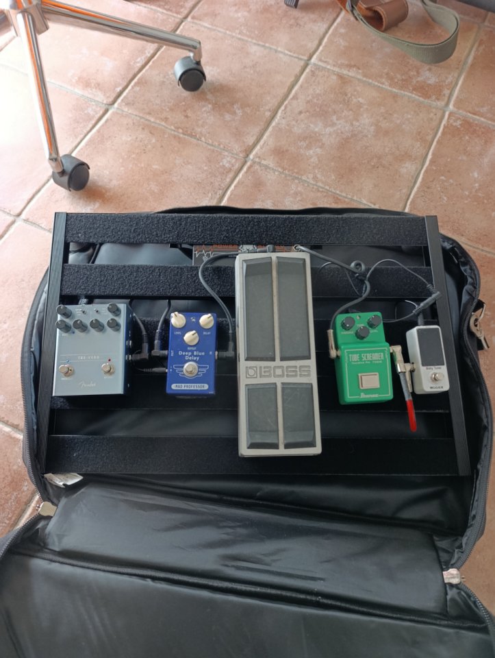 Pedales y pedalboard de segunda mano · Foto 1 de 4 · Ourense · 1 €
