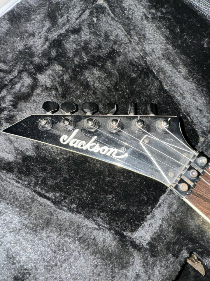 Jackson zurda DK2L. Zurdo