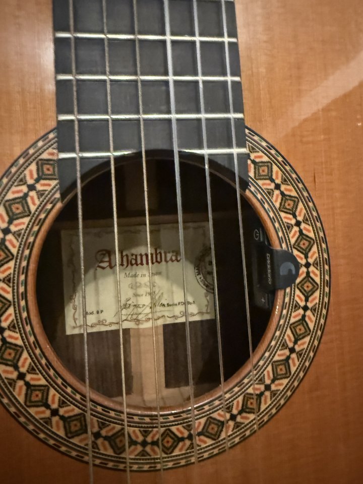 Vendo guitarra Alhambra 8P como nueva