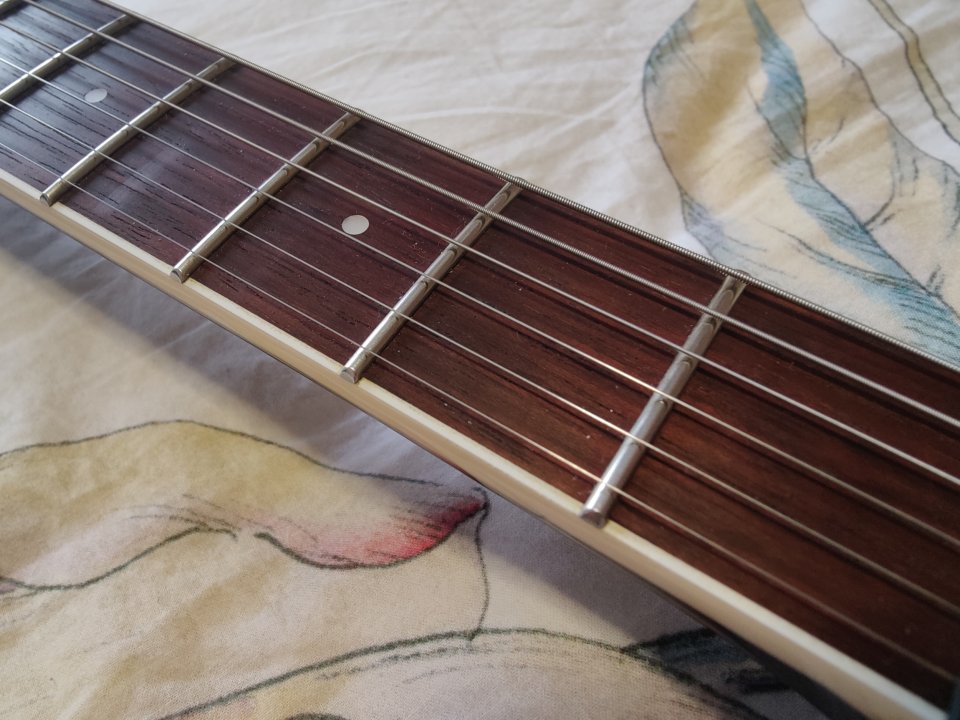 Guitarra LTD EX-200 con pastillas Edwards