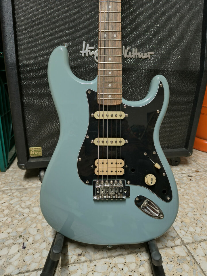 Squier stratocaster con super distortion