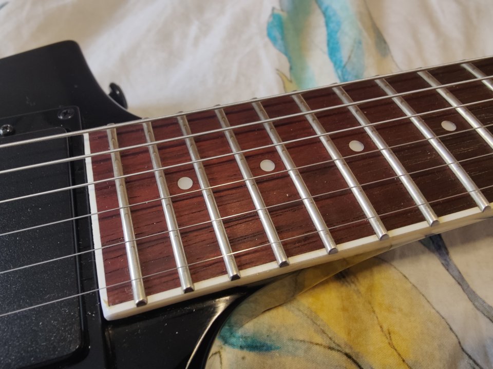 Guitarra LTD EX-200 con pastillas Edwards