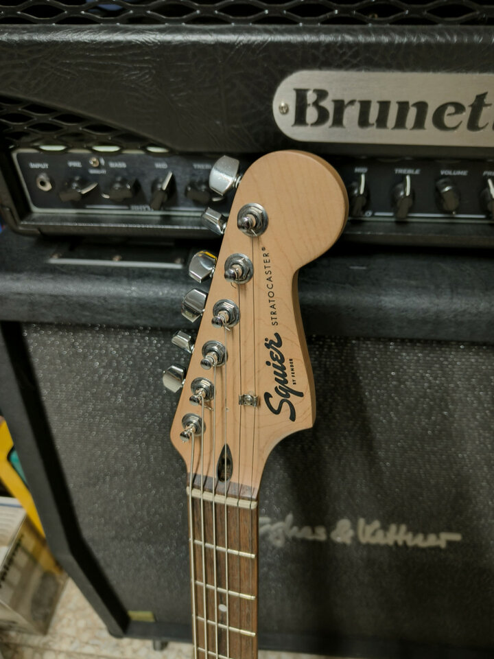 Squier stratocaster con super distortion