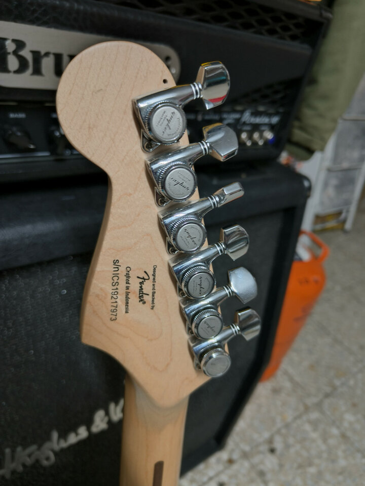 Squier stratocaster con super distortion