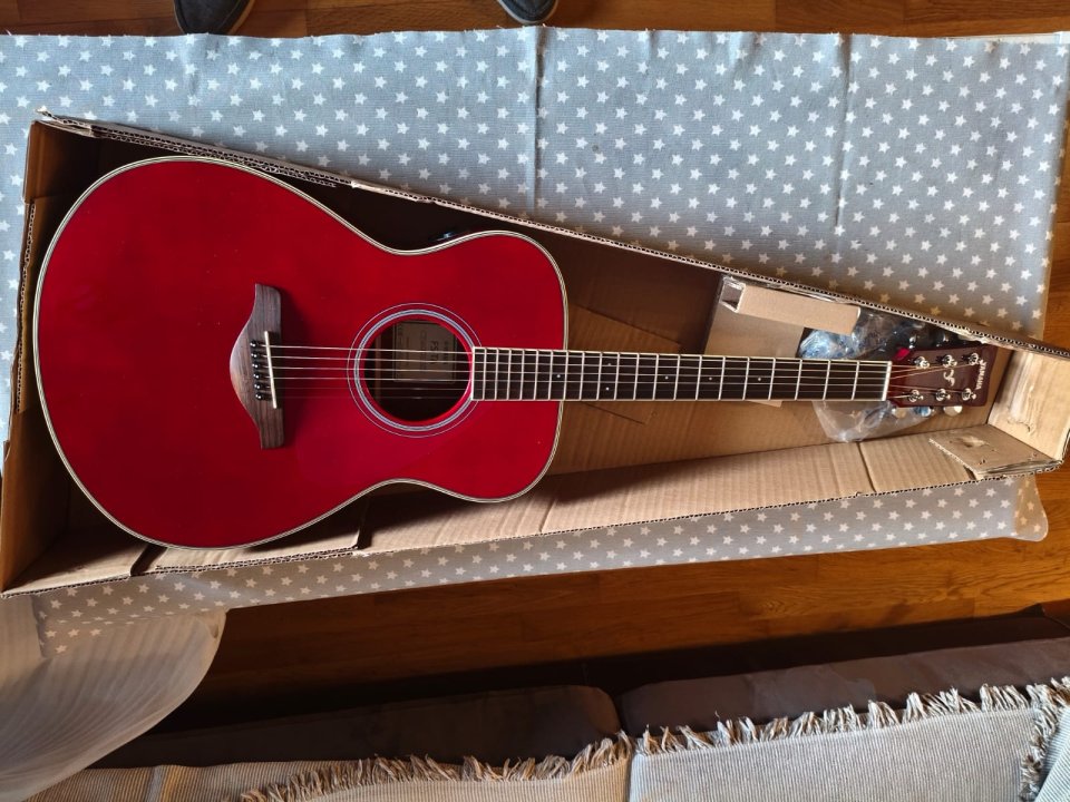 ¡NUEVA! Guitarra electroacústica Yamaha FS-TA RR Ruby Red Transacoustic.