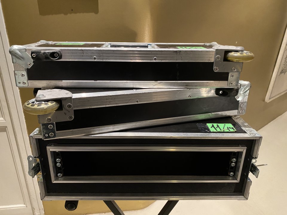 2U rack flightcase, interior flotante, con ruedas.