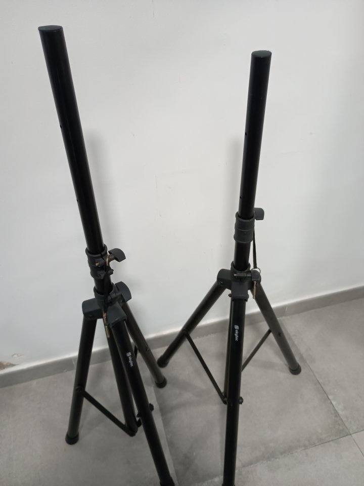Pareja de soportes Skytec para altavoces de segunda mano · Foto 1 de 4 · Málaga · 50 €