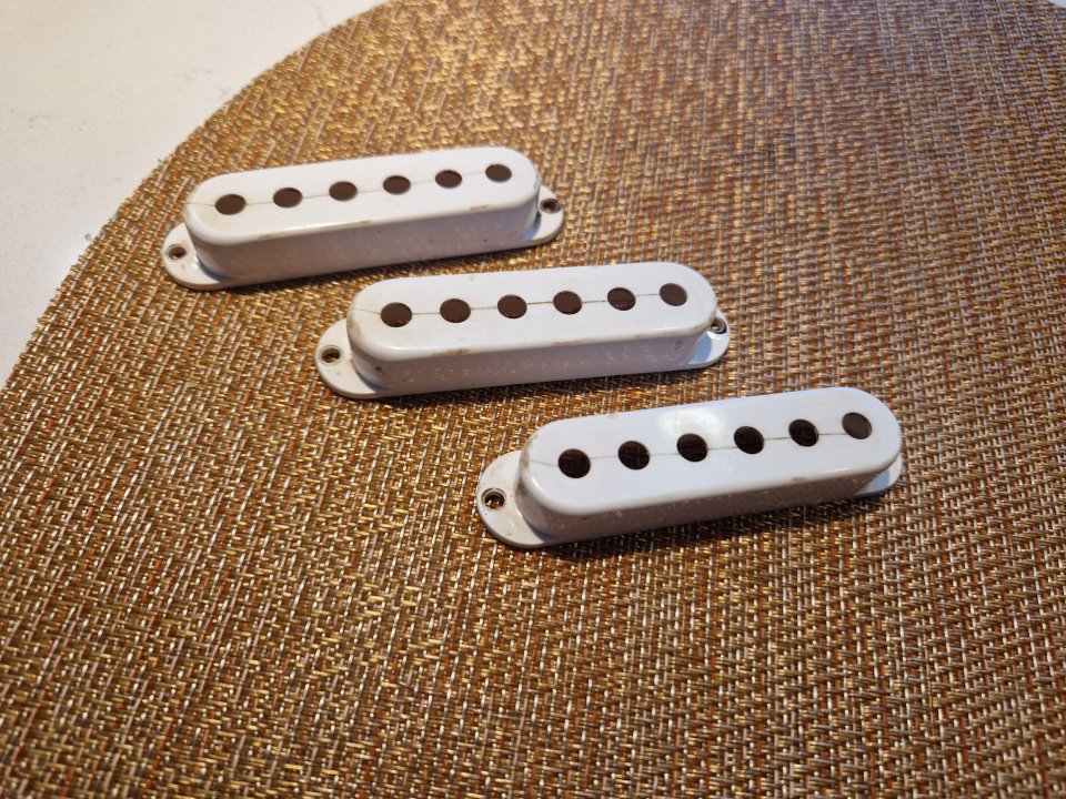 Set plásticos relic Fender Stratocaster 1954/55 de segunda mano · Foto 3 de 4 · Pontevedra · 100 €