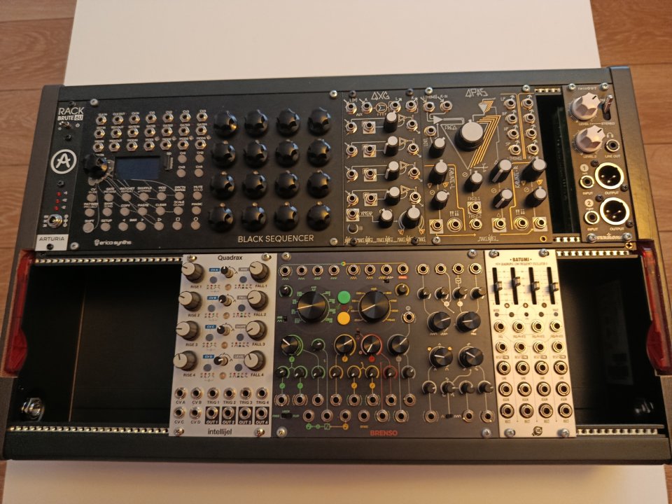 Sintetizador modular con case arturia rackbrute 6u de segunda mano · Foto 1 de 5 · Lugo · 1 €