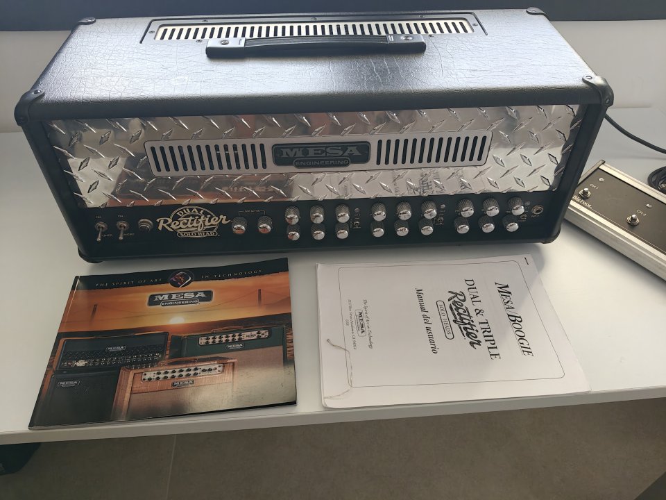 Mesa Dual Rectifier 100W, pedal, funda y documentación original de segunda mano · Foto 1 de 8 · Málaga · 1790 €