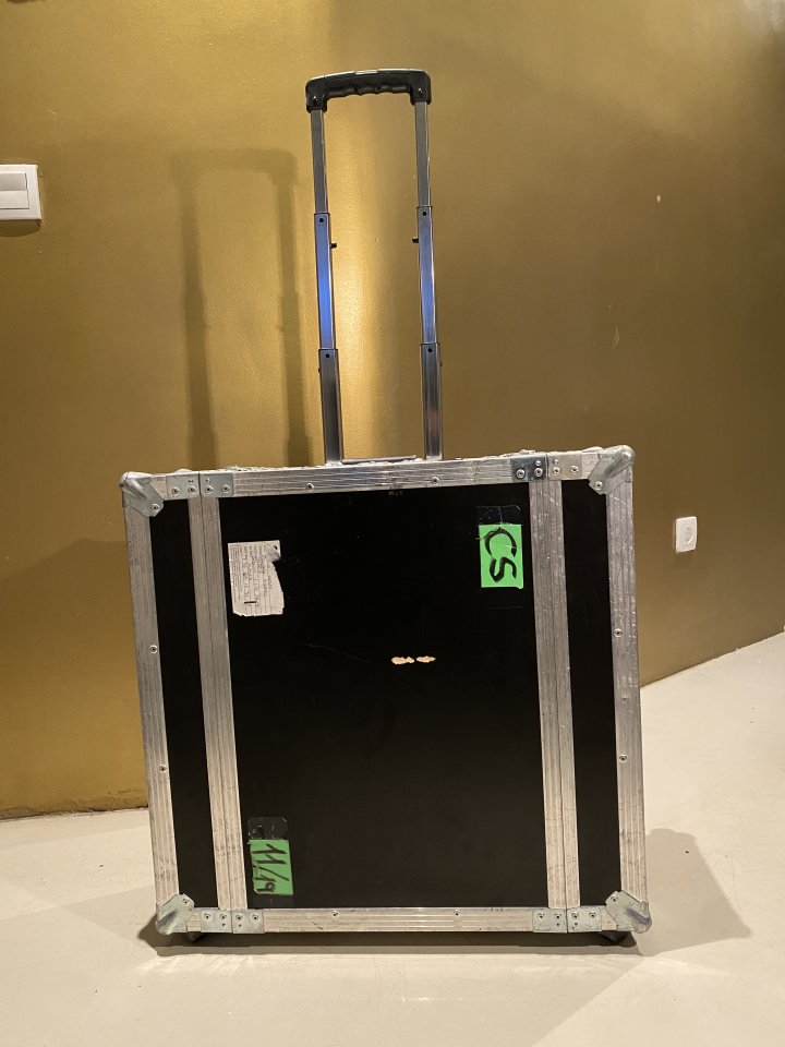 2U rack flightcase, interior flotante, con ruedas.