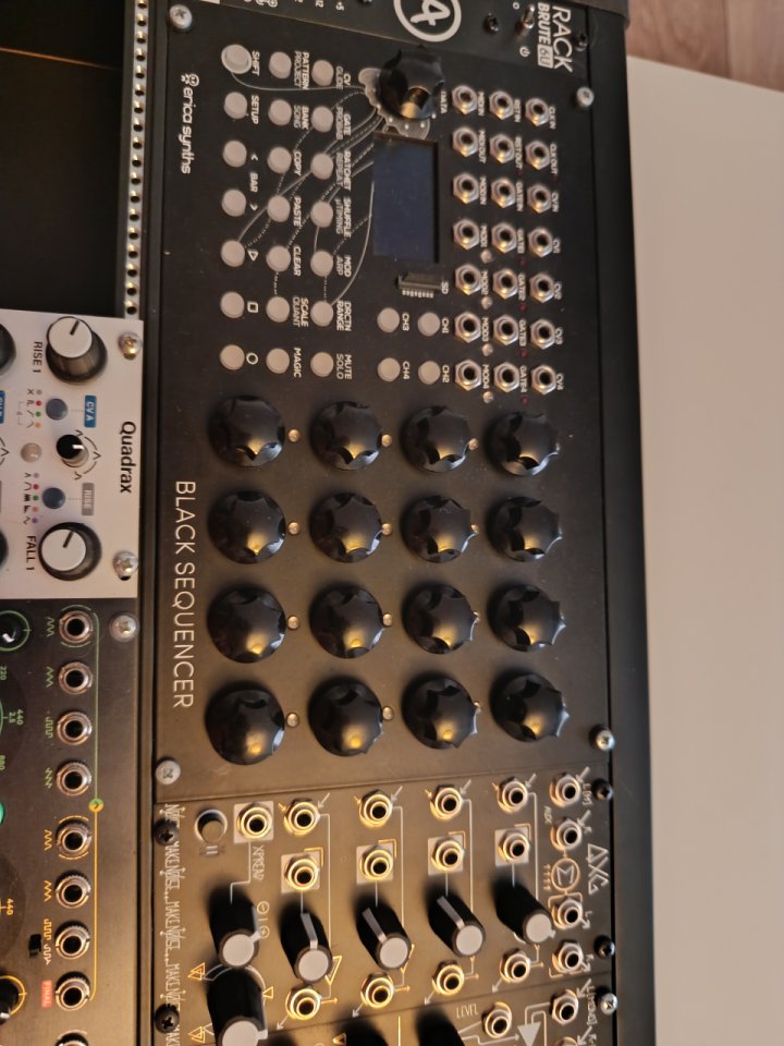 Sintetizador modular con case arturia rackbrute 6u de segunda mano · Foto 2 de 5 · Lugo · 1 €