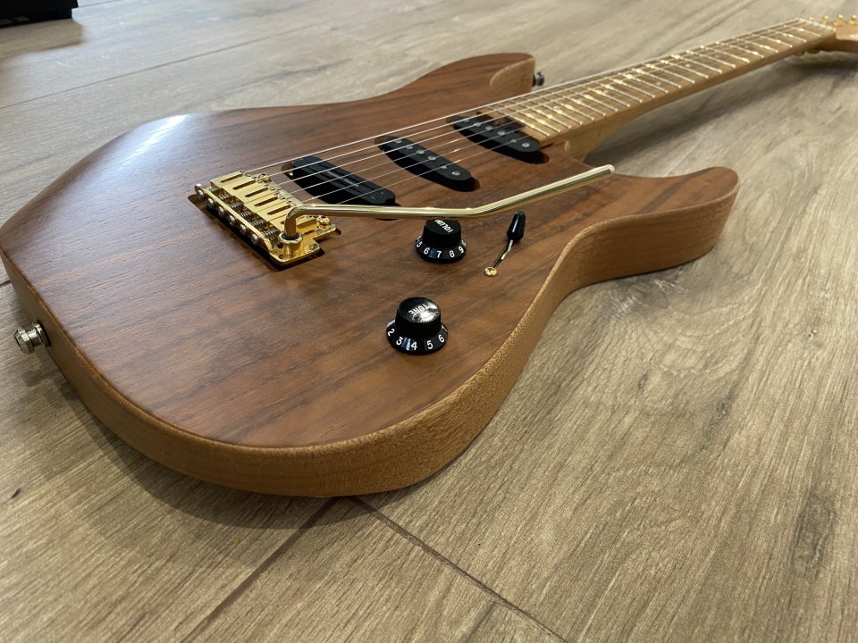 CHARVEL DK WALNUT (pastillas Fender 57/62) por Tokai st de los 80 o Prs Swamp Ash Special Usa