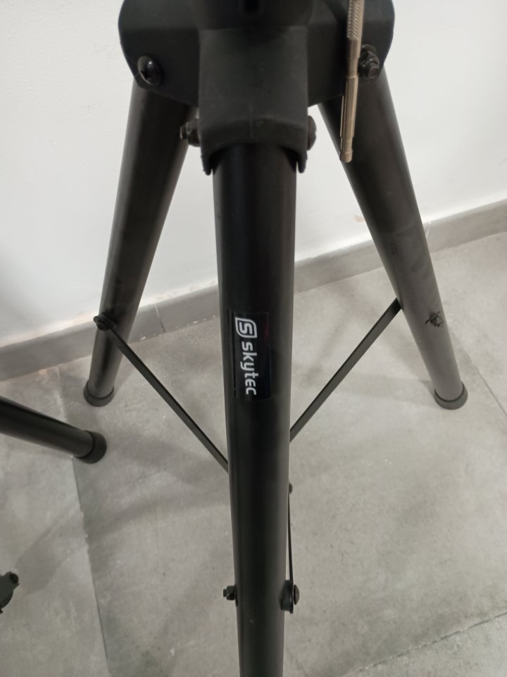 Pareja de soportes Skytec para altavoces de segunda mano · Foto 3 de 4 · Málaga · 50 €