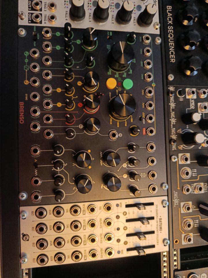 Sintetizador modular con case arturia rackbrute 6u de segunda mano · Foto 3 de 5 · Lugo · 1 €