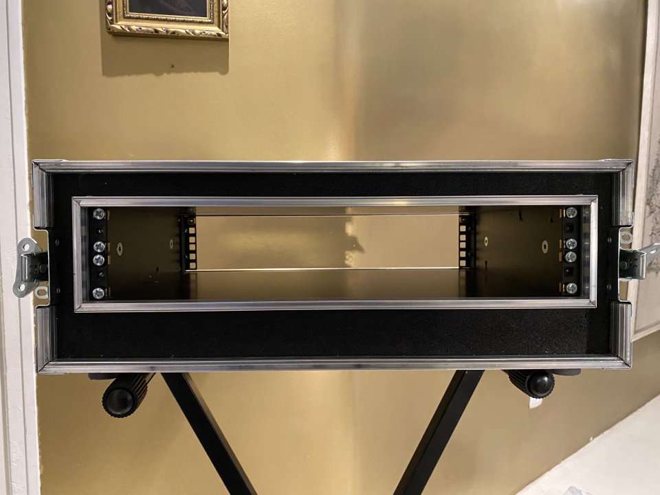 2U rack flightcase, interior flotante, con ruedas.