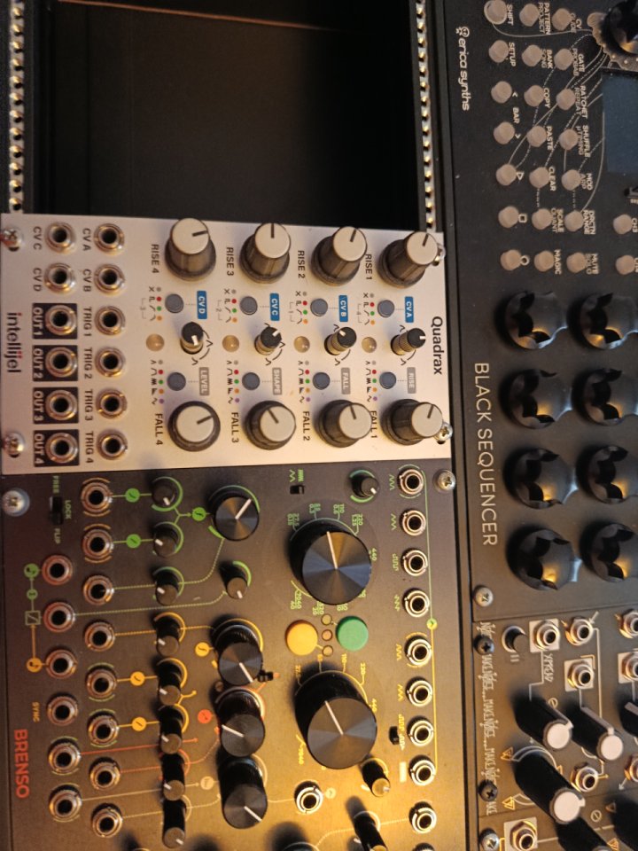 Sintetizador modular con case arturia rackbrute 6u de segunda mano · Foto 4 de 5 · Lugo · 1 €