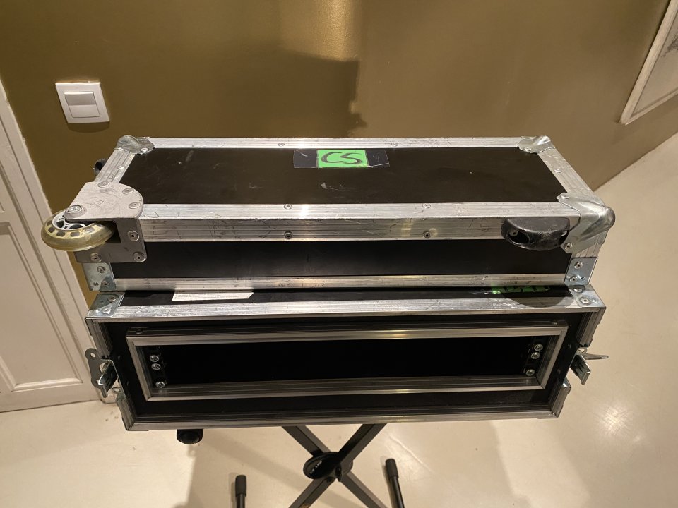 2U rack flightcase, interior flotante, con ruedas.