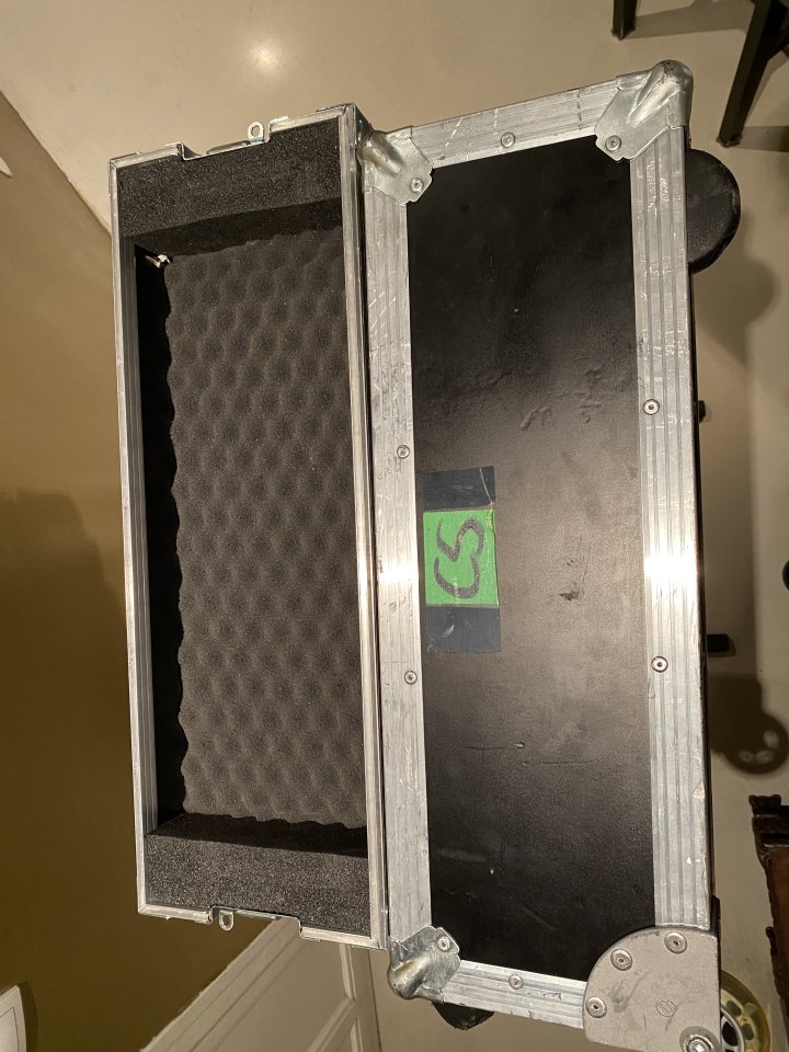 2U rack flightcase, interior flotante, con ruedas.