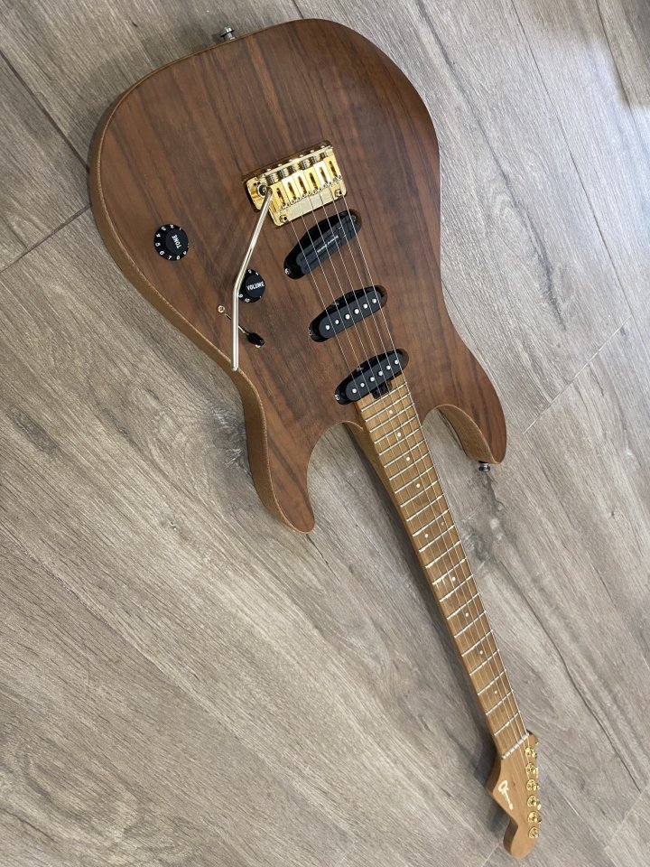 CHARVEL DK WALNUT (pastillas Fender 57/62) por Tokai st de los 80 o Prs Swamp Ash Special Usa